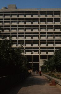 Chandigarah Capital complex, a very square, blocklike concrete building, Nicholas.iyadurai, CC BY-SA 4.0 <https://creativecommons.org/licenses/by-sa/4.0>, via Wikimedia Commons” class=”wp-image-3057″/></figure></div>



<p style=